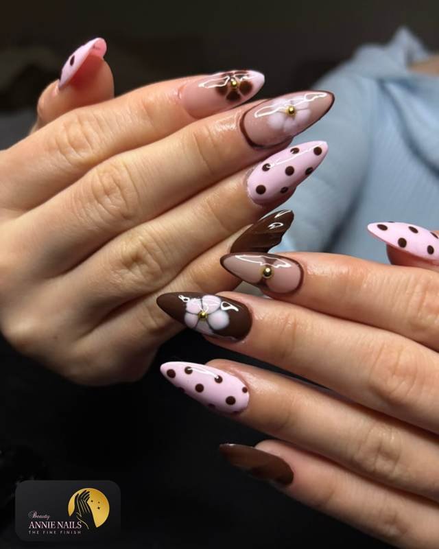 Dc8zv1QmmGkAnnies Nails.jpg
