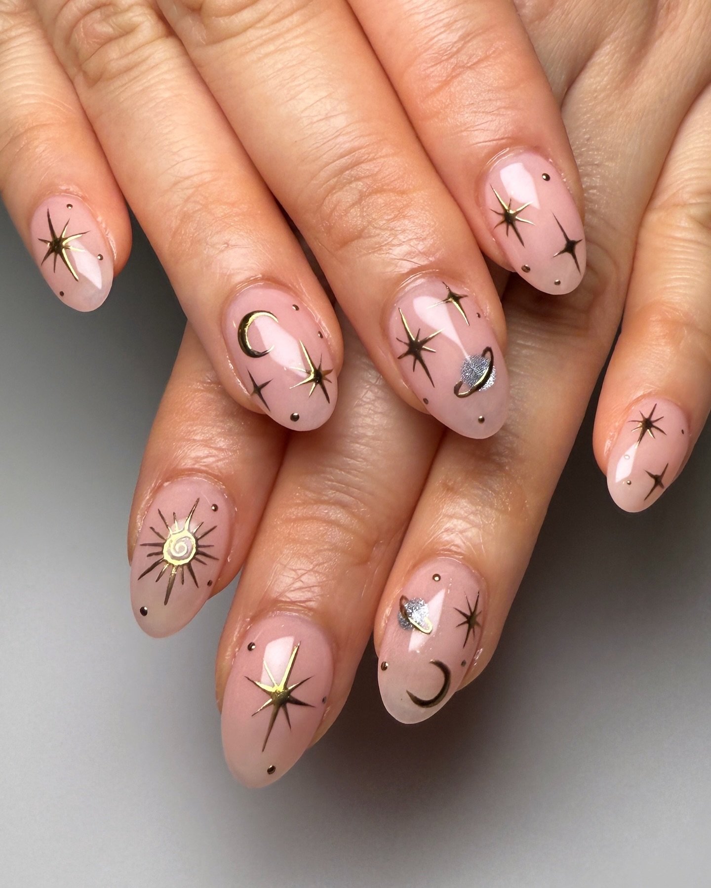 Soft Pink Short Nails with Black Starbursts — DJZyCNXuh2GVIV ꋊꋬ꒐꒒ ꋬꋪ꓄꒐ꇙ꓄.jpg