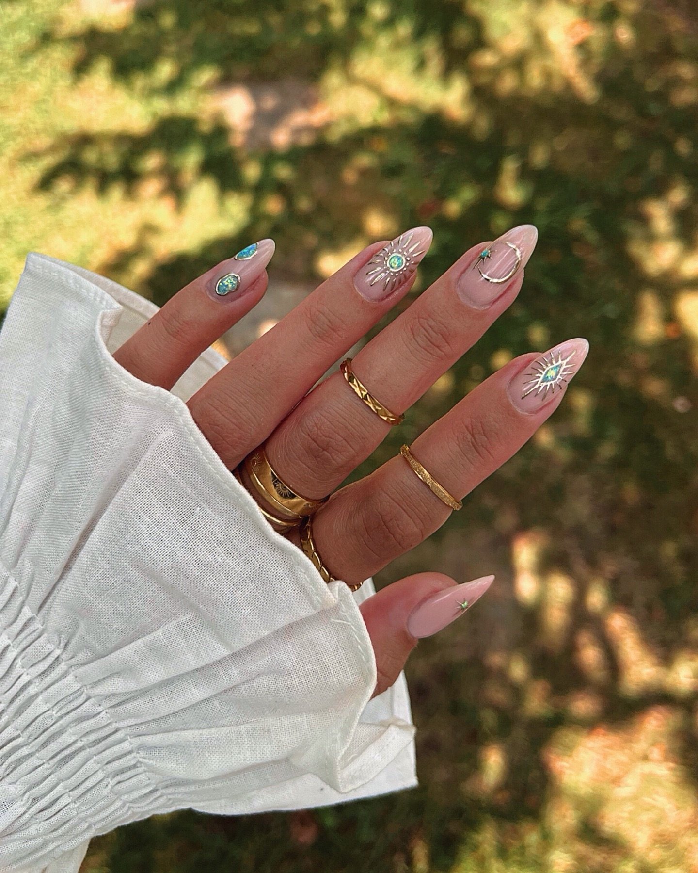 Soft Pink Stiletto Nails with Delicate Gold Linework — DKhuggsqMUQ.jpg