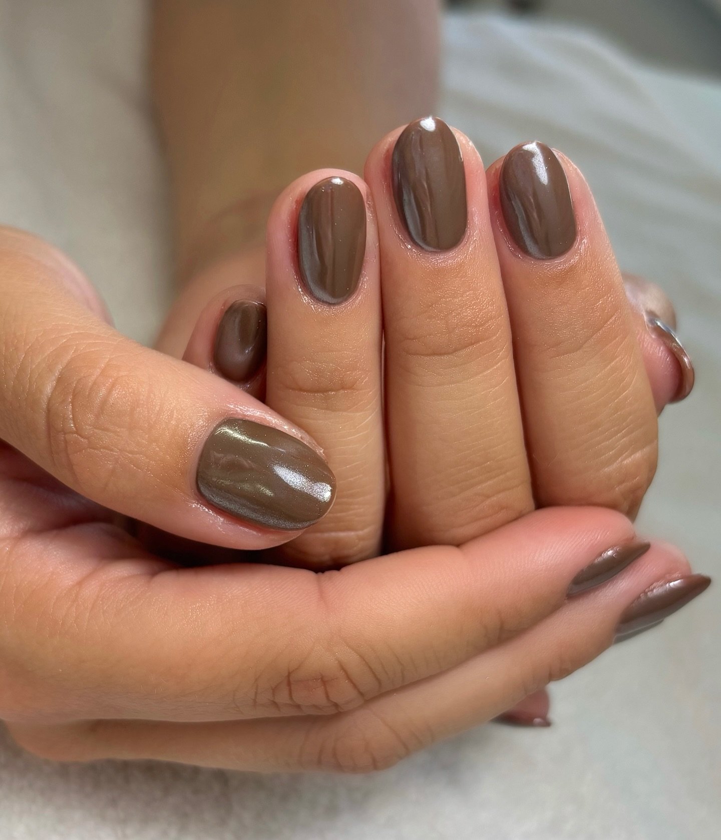 Short Rounded Chocolate-Brown Chrome Nails