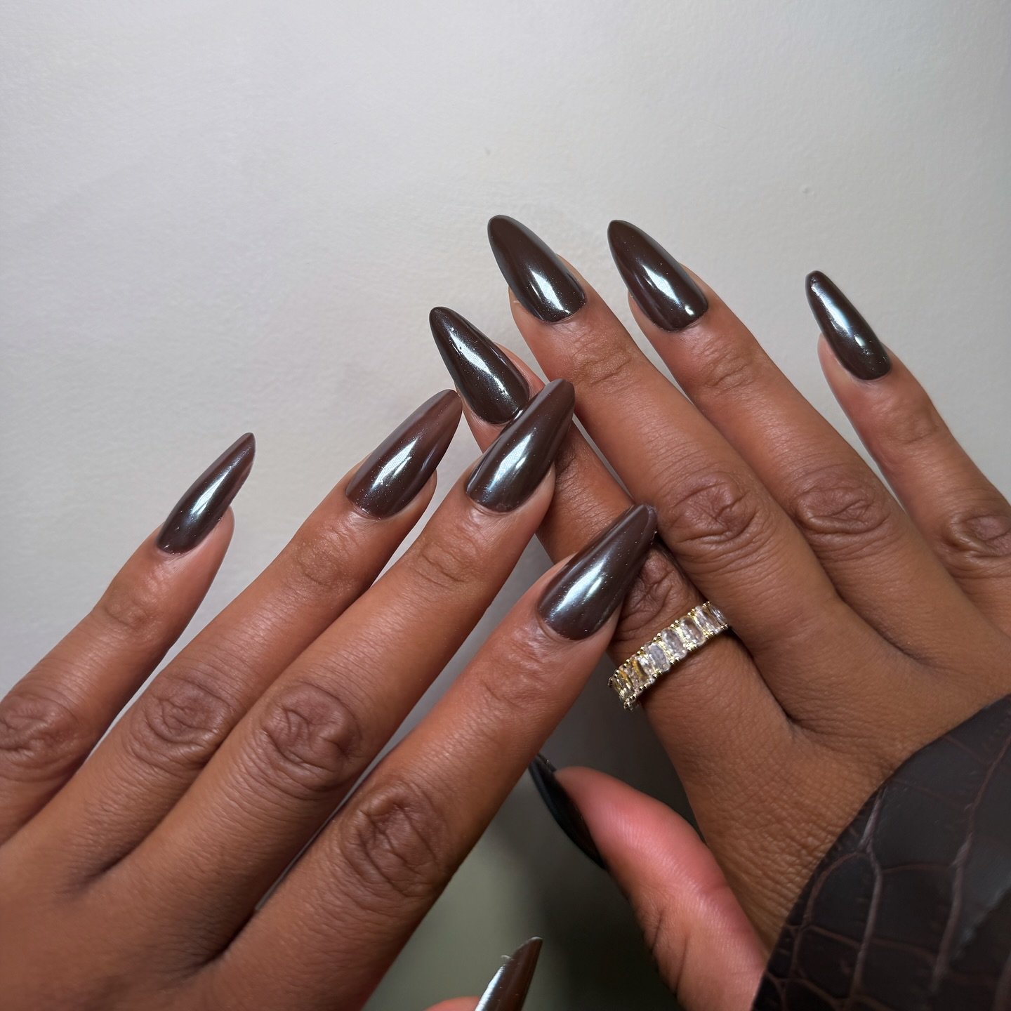 Medium Almond Rich Chocolate Chrome