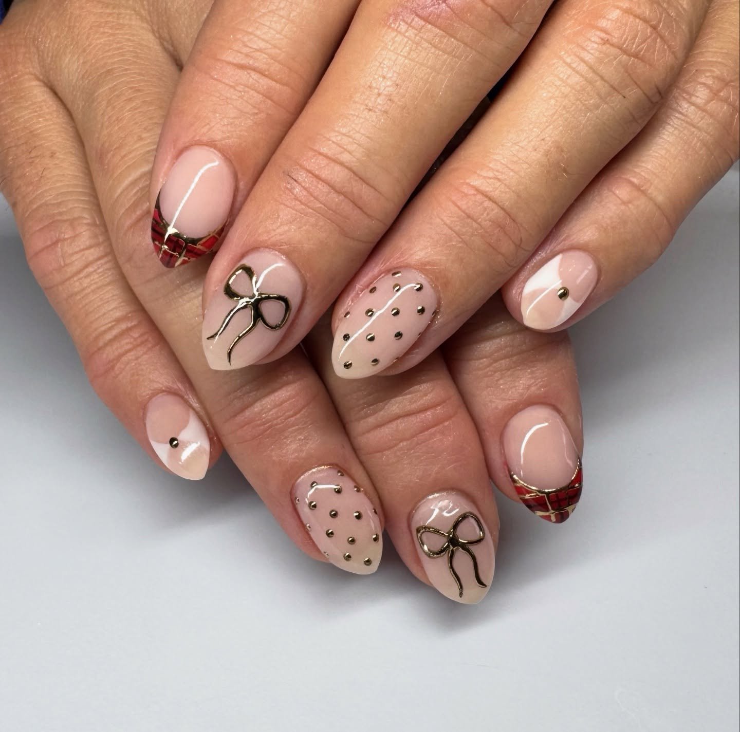Short Nude Nails with Black Bow Outlines and Red Tips