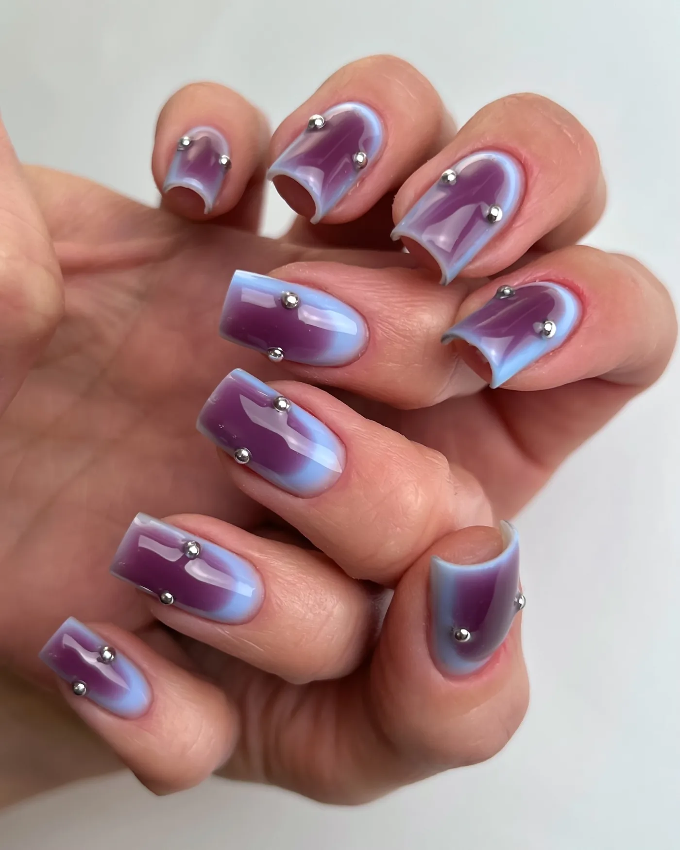 Iridescent Purple Short Nails with Blue Highlights — DWdtoPrjHgQМАНІКЮР ПЕДИКЮР НАРОЩУВАННЯ КИЇВ.jpg