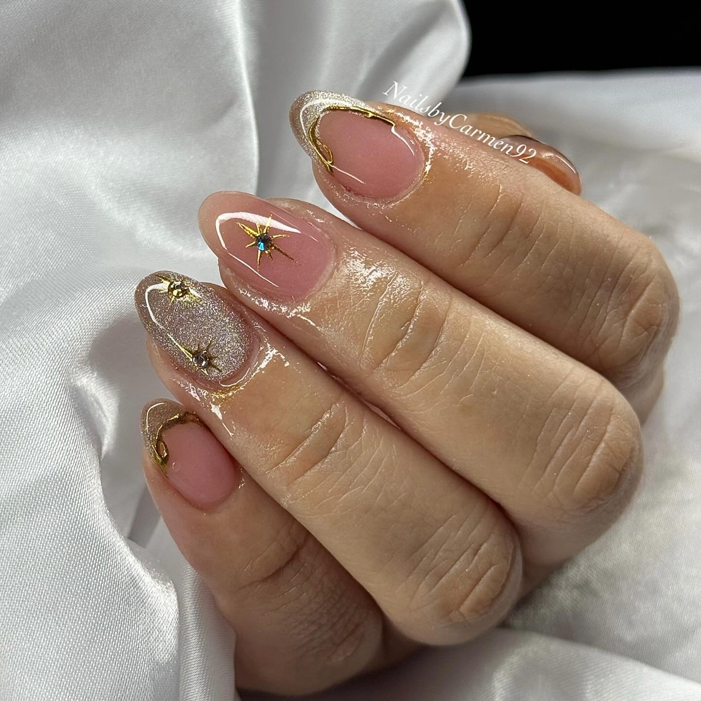 Short Blush Nails with Fine Gold Outlines and a Star Accent