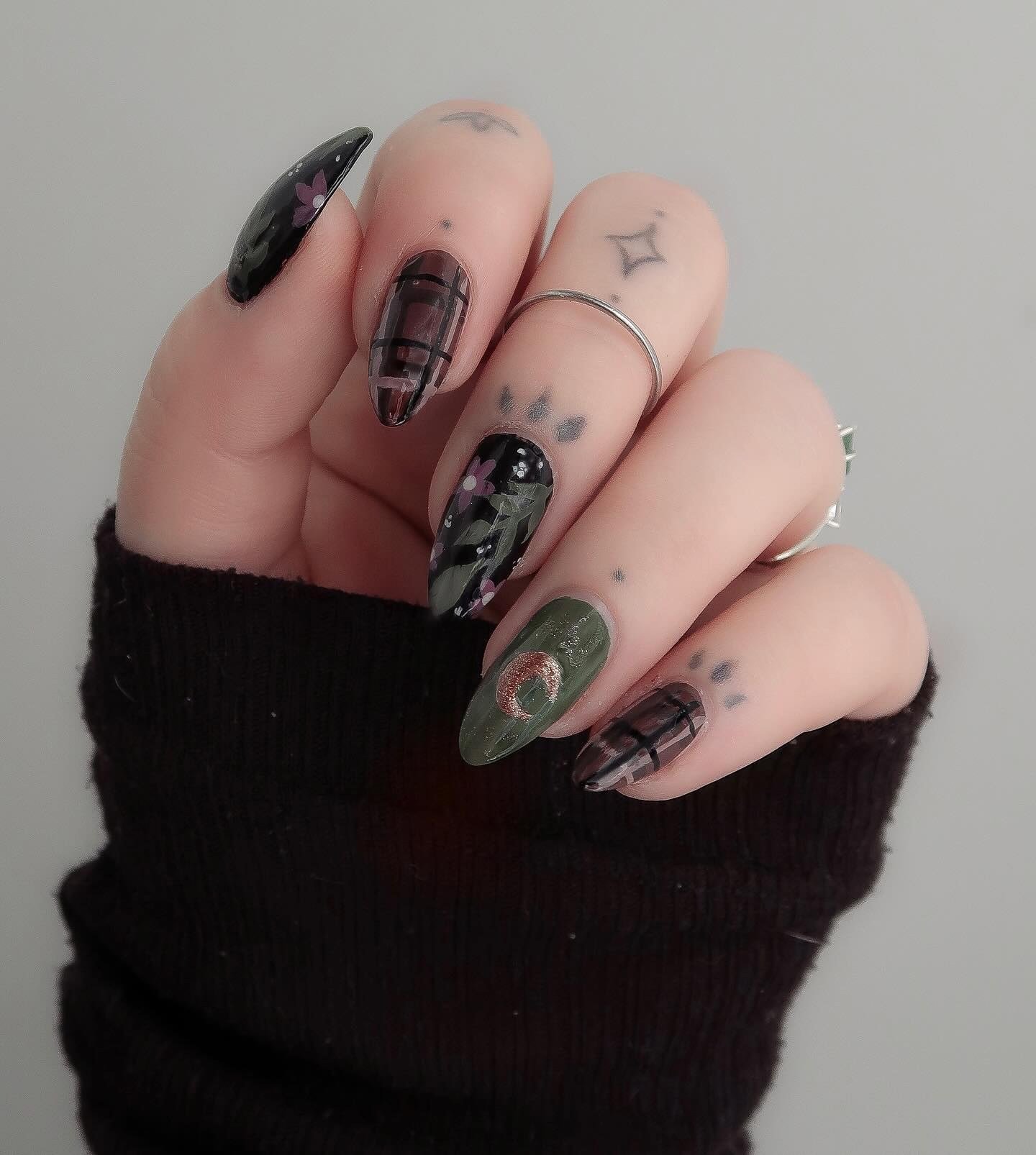 Dark Academia Nails design 7 — DAWOsJkuQhtboston.jpg