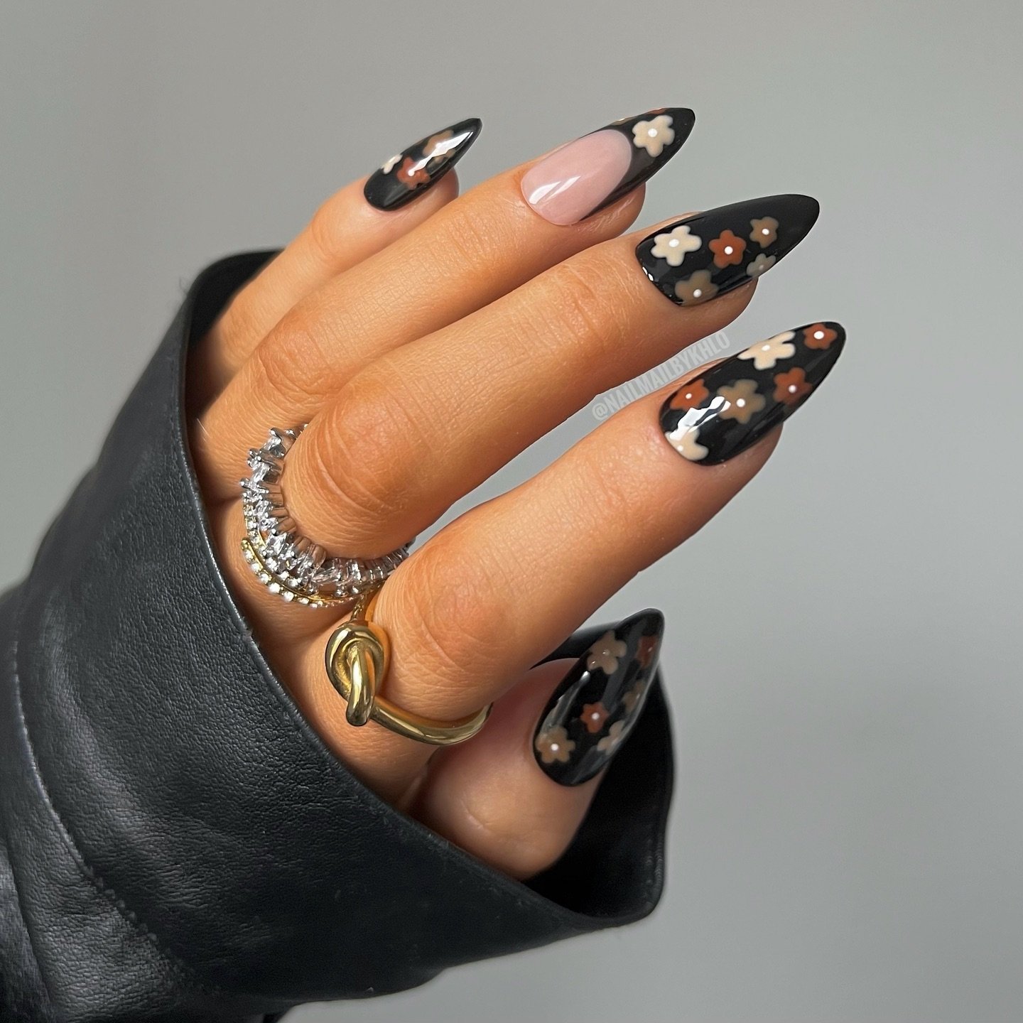 Cznp2XVsDUrREUSABLE PRESS ON NAILS.jpg