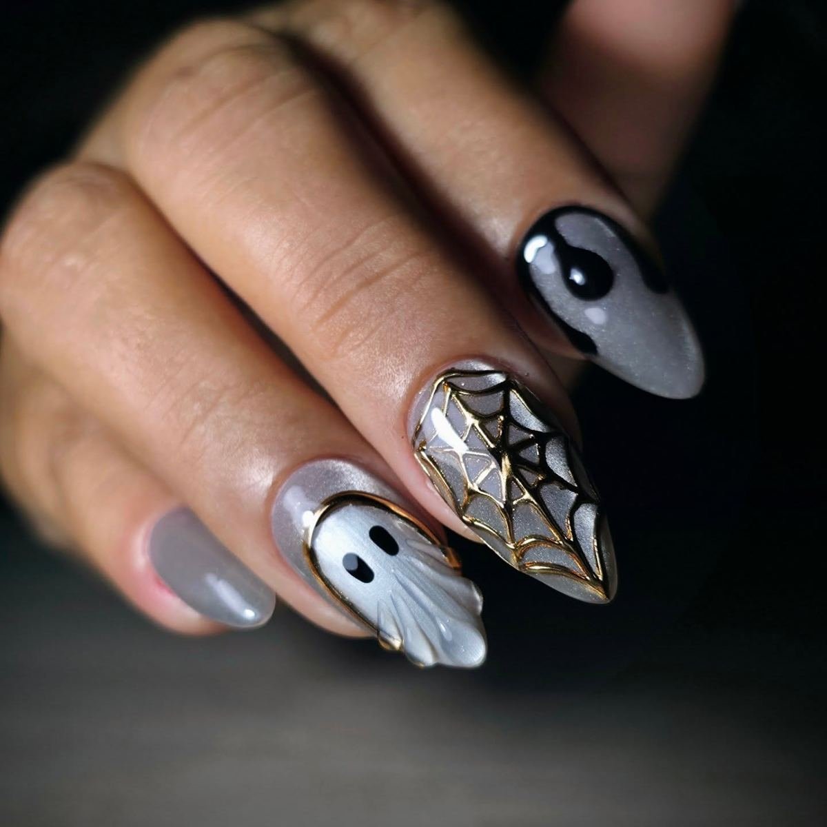Gray and Black Halloween Nails with Gold Web Detail — DPPa8A1kb1_Mon Mejía Nail Artist CDMX.jpg