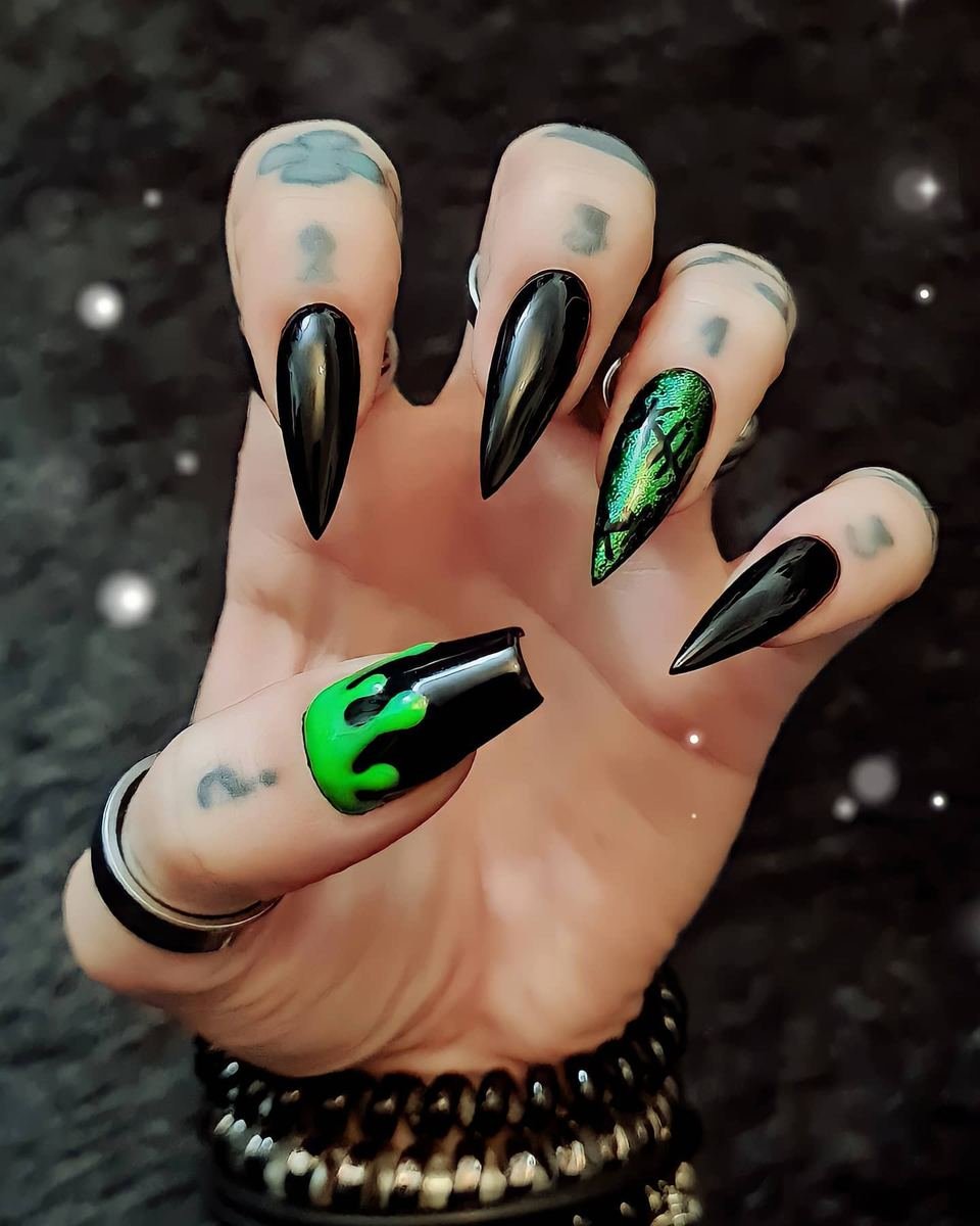 Black and Neon Green Monster Stiletto Nails — CPVptJpMhQcᶜᵃᵐᵃˡᵉᵒᵃ.jpg