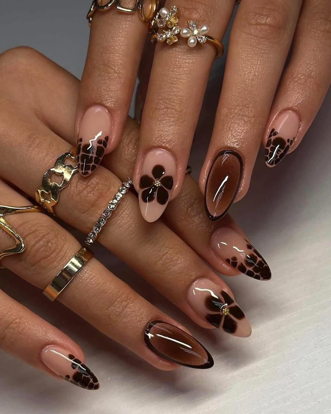Brown Tortoiseshell and Daisy Accent Nails