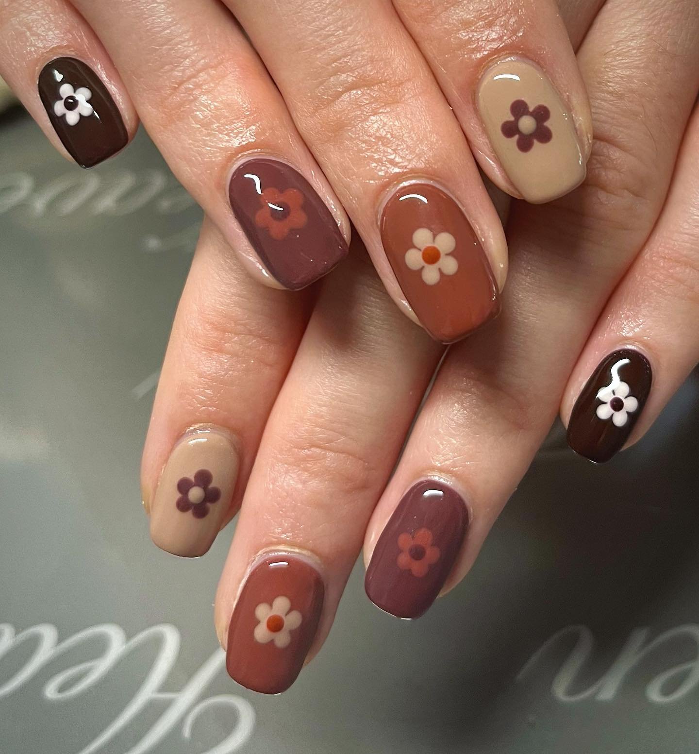 Brown Floral Mix-and-Match Short Nails