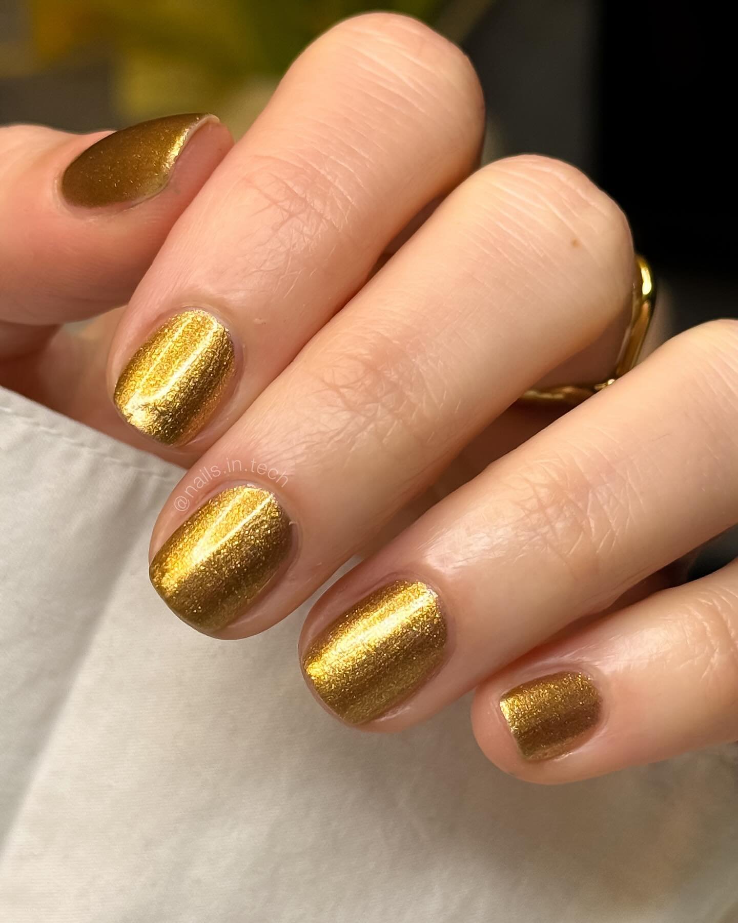 Full Metallic Gold Short Oval Nails