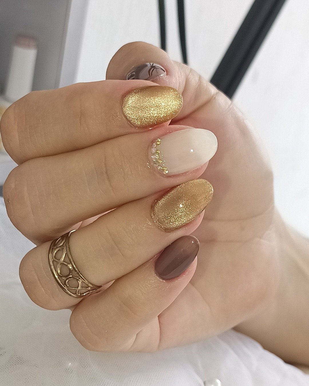 Mixed Gold-Toned Short Oval Nails