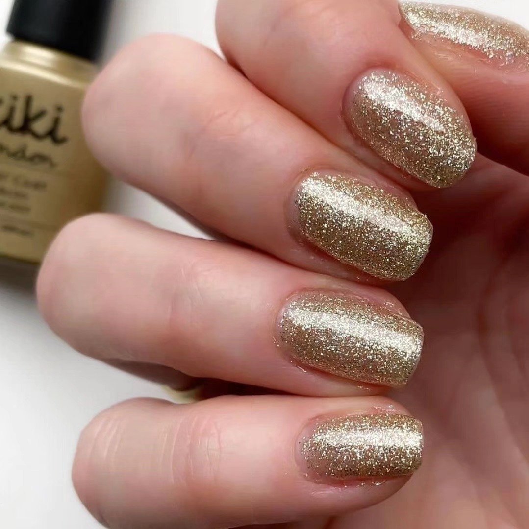 Fine Champagne-Gold Glitter on Short Oval Nails