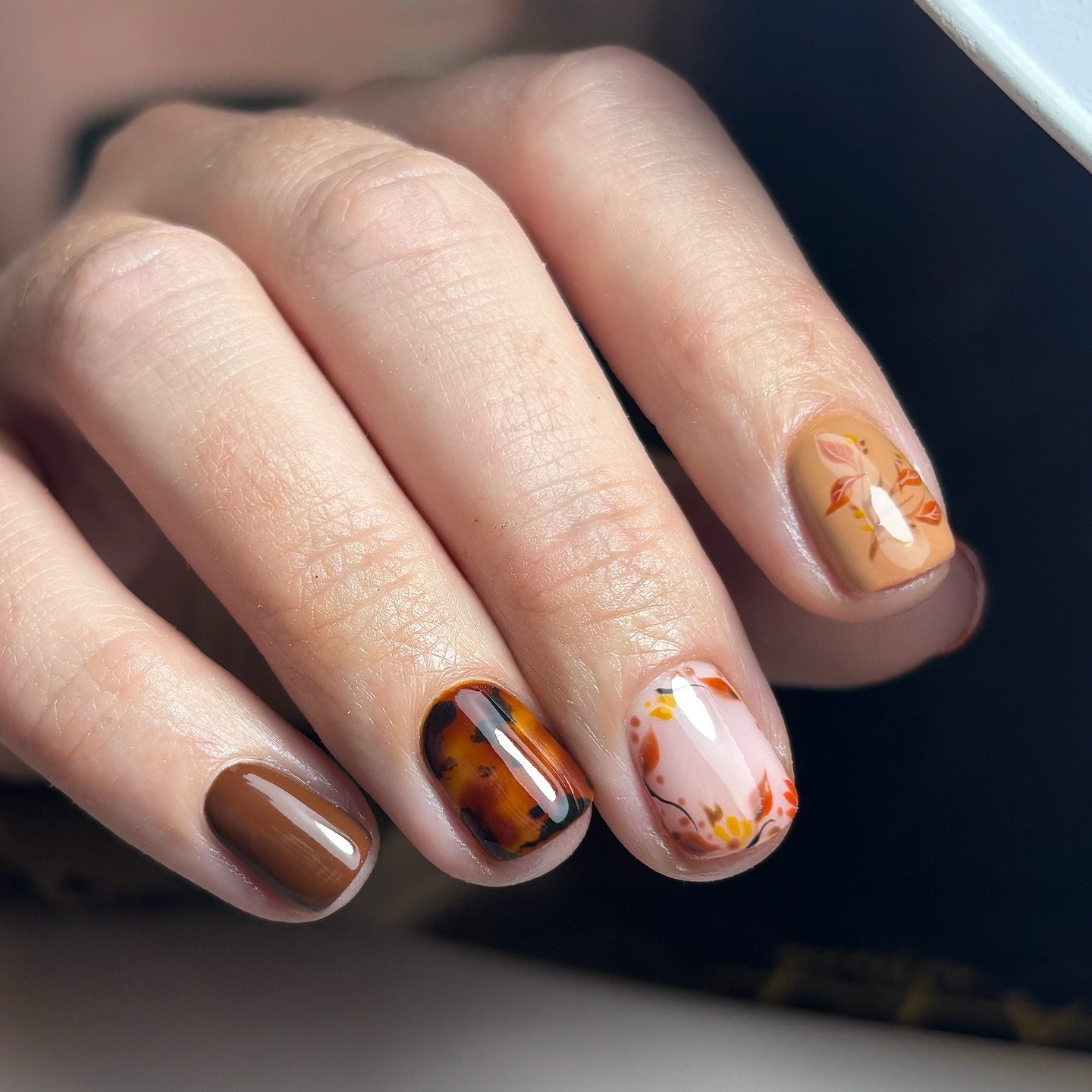 Brown Nails with Tortoiseshell and Speckled Accents