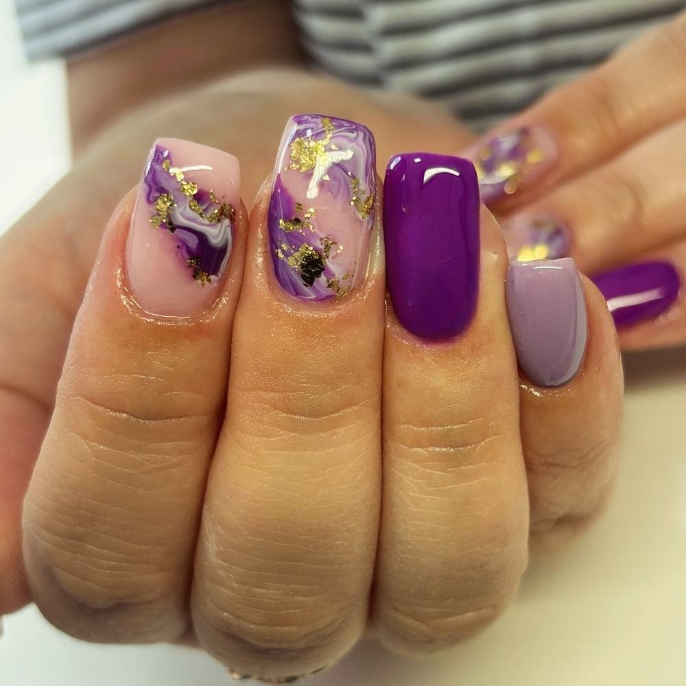 Purple Square Nails with Marble-Like Gold and Lavender Accents