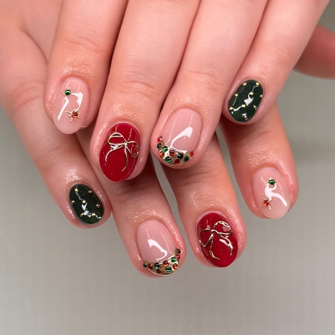Short Red and Green Christmas Nails with Fine Gold Details