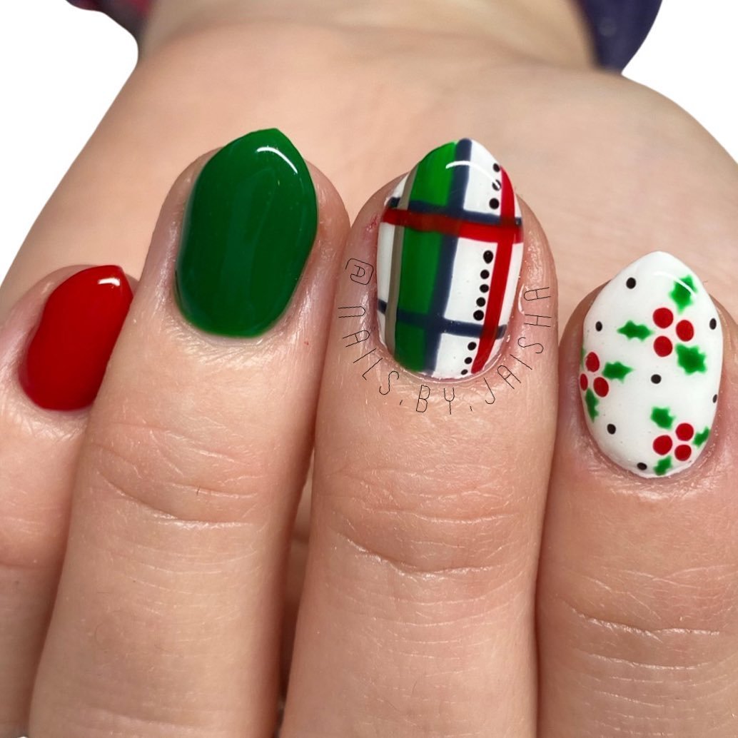Short Red, Green, and White Plaid Christmas Nails