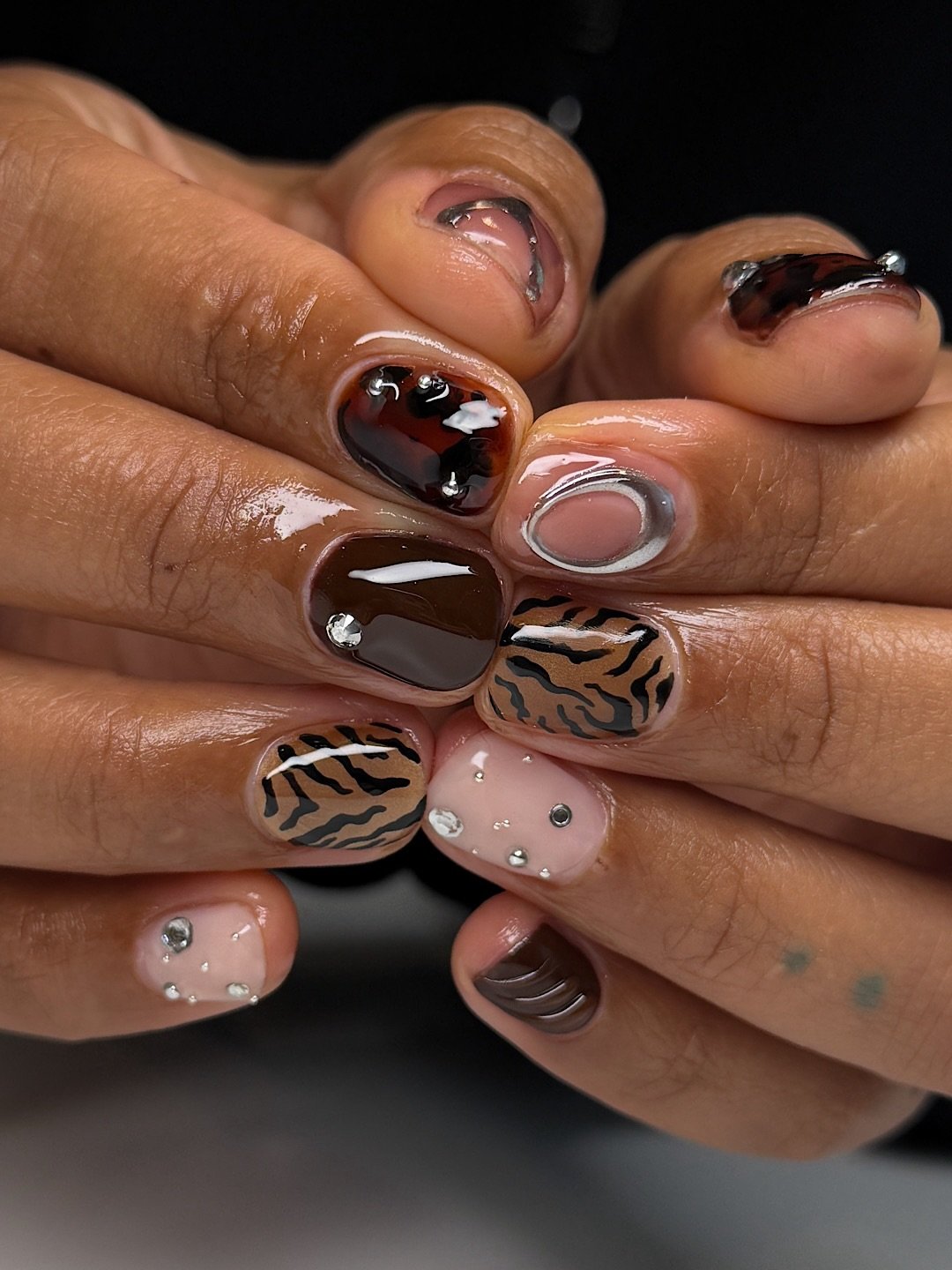 Brown Short Nails with Tortoiseshell and Decorative Line Art