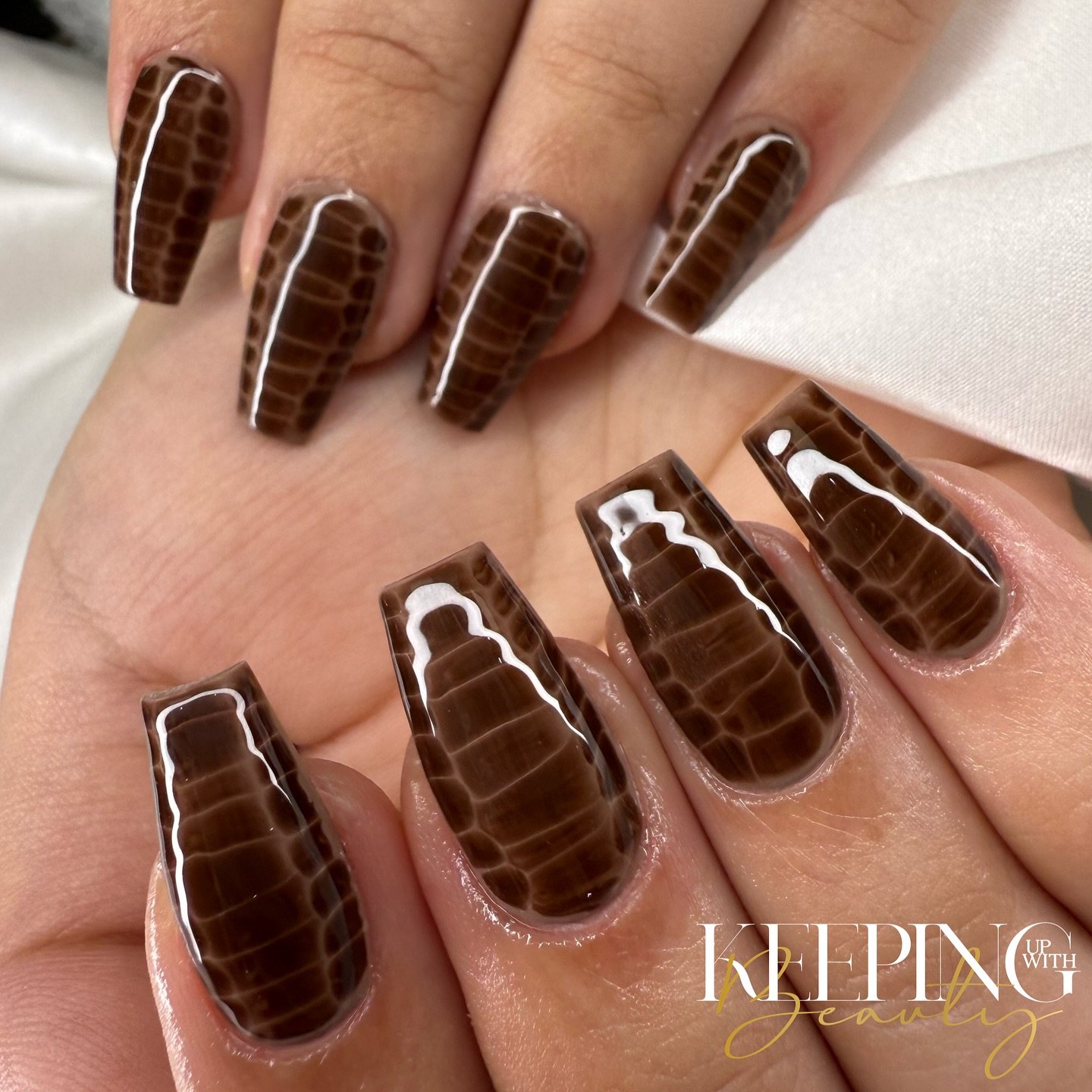 Dark Brown Crocodile-Effect Taupe Nails