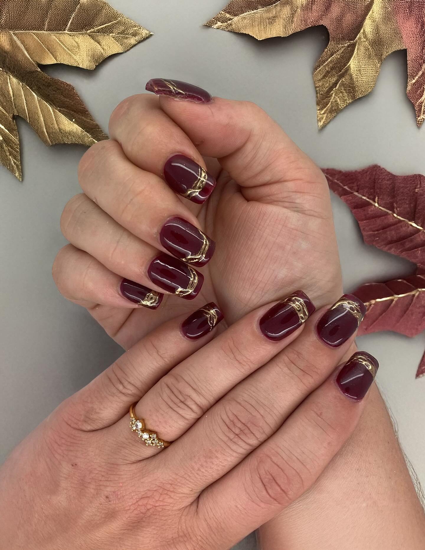 Short Wine Nails with Gold-Tipped Details